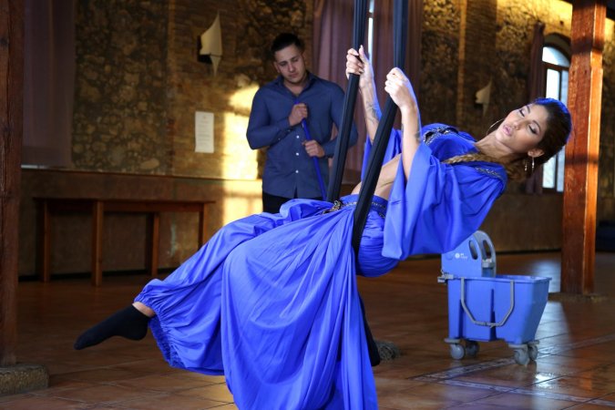 Arabian beauty Venus Afrodita swings by for a hard fuck photo 2