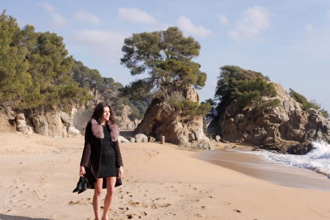 Verona Sky gives dude a blowjob on rocky beach photo 16