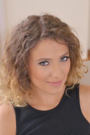 Curly haired MILF Stasy Riviera seduces her handyman into fucking photo 13