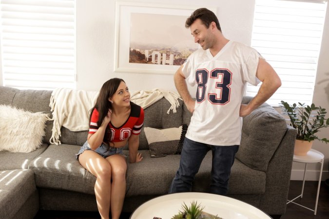 Whitney Wright makes her lad forget about TV completely photo 2