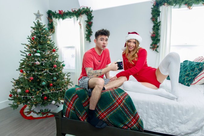 Myra Moans teases a nude scene to scare carolers photo 2