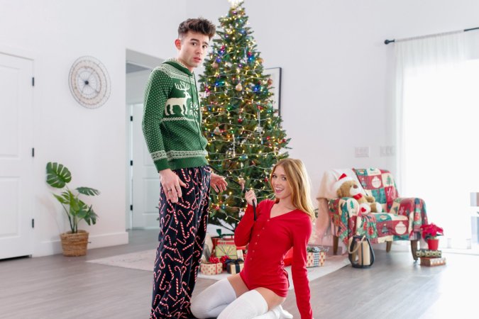 Myra Moans teases a nude scene to scare carolers photo 11