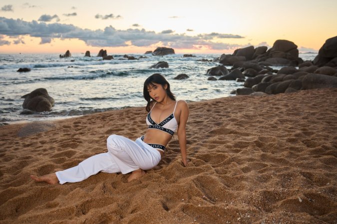 Emiri Momota finds passion in ocean waves photo 9